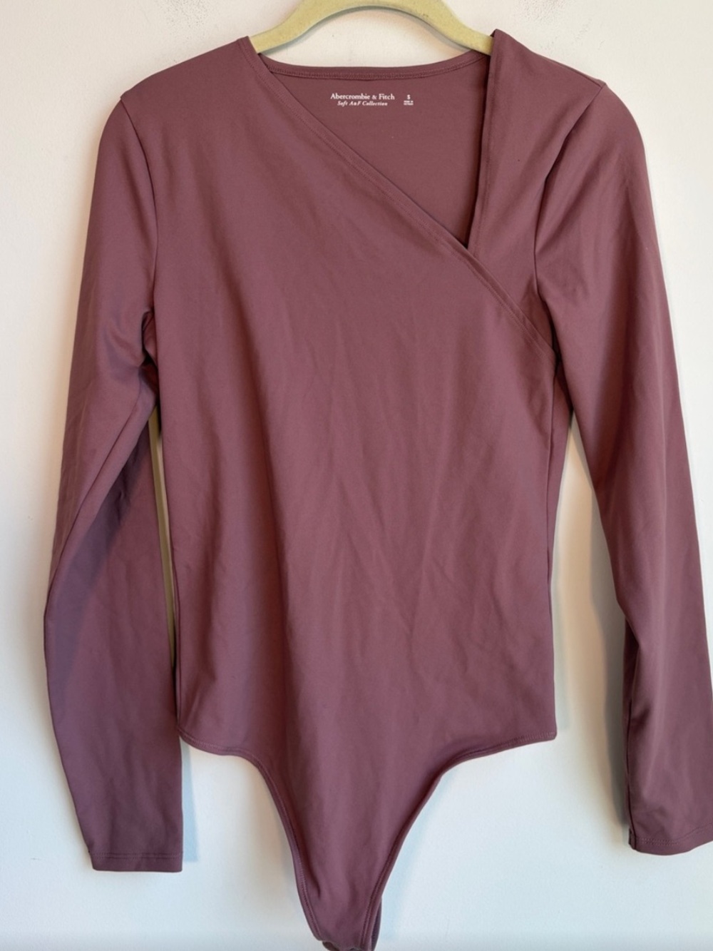 Abercrombie Soft A&F Asymmetrical Neckline Long Sleeve Bodysuit in Mauve - S